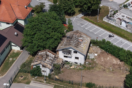 BEGUNJE ZAČETEK RUŠENJA HIŠE PRI POŠ BEGUNJE 05 FOTO LJUB VUKELIČ